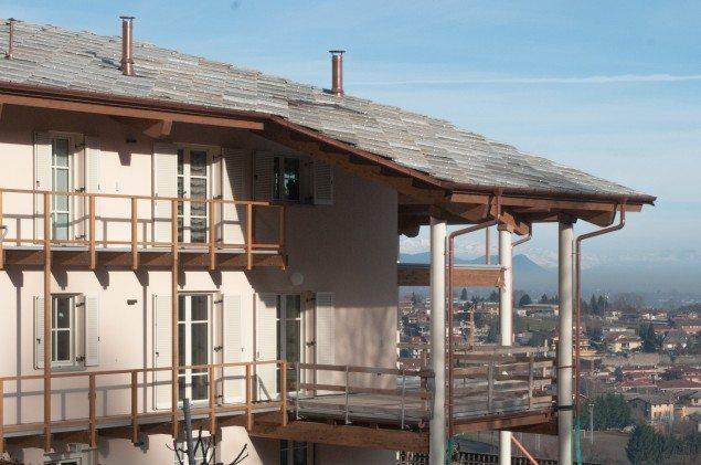 Wood roof and stone roof covering 