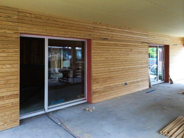 Ventilated wall with larch slats