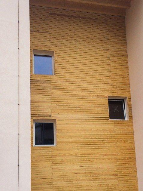 Ventilated wall with larch slats
