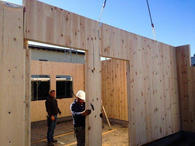 Pose mur en X-Lam sur poutre en béton armé